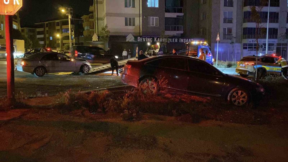 Ara Sokaktan Çıkan Araç Seyir Halindeki Otomobille Çarpıştı