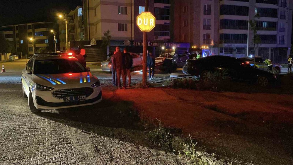 Ara Sokaktan Çıkan Araç Seyir Halindeki Otomobille Çarpıştı