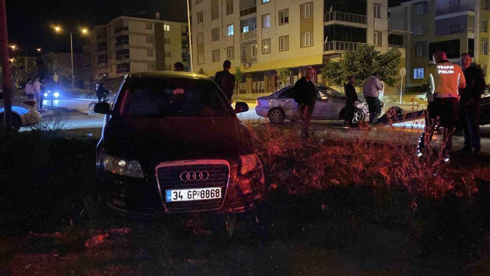 Ara Sokaktan Çıkan Araç Seyir Halindeki Otomobille Çarpıştı
