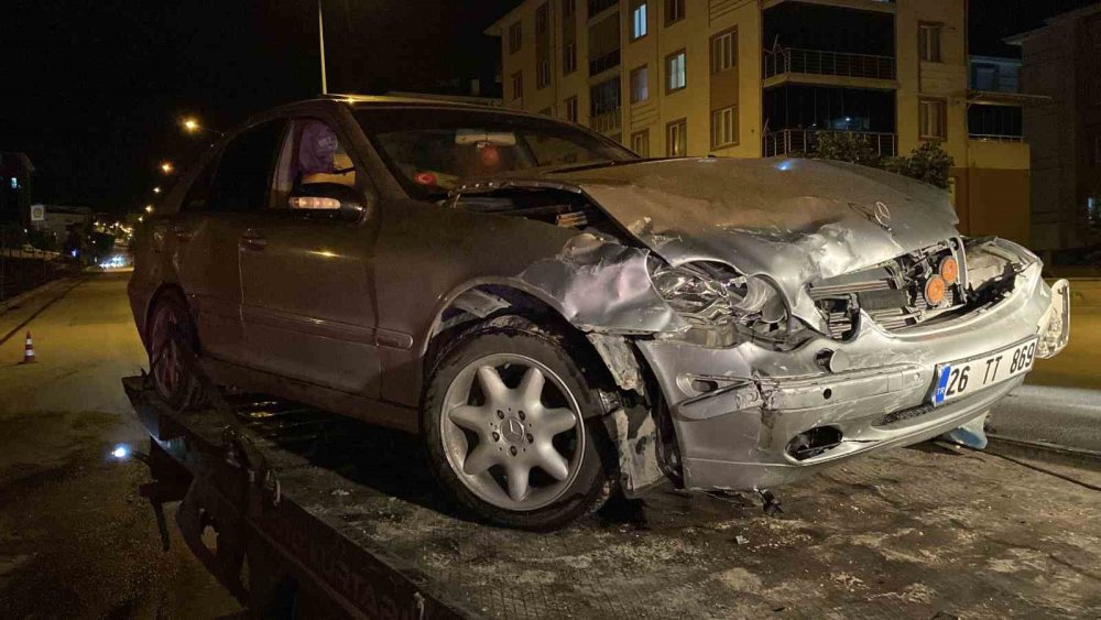 Ara Sokaktan Çıkan Araç Seyir Halindeki Otomobille Çarpıştı