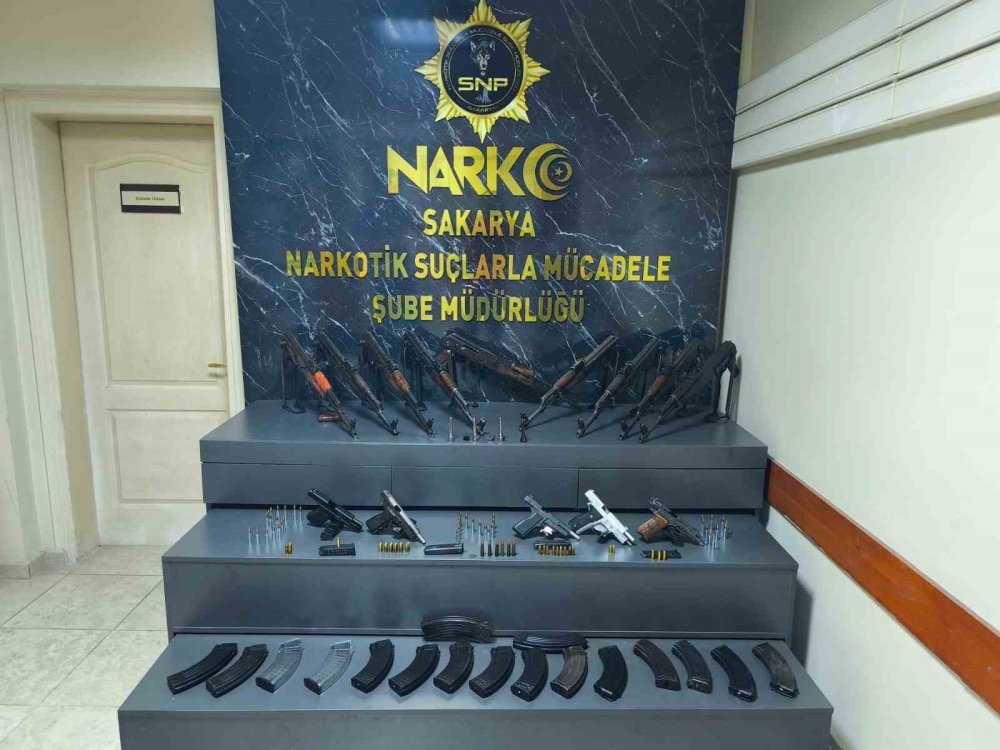 Araçta Kalaşnikoflarla Yakalanan Polis İle Birlikte 2 Şahıs Tutuklandı