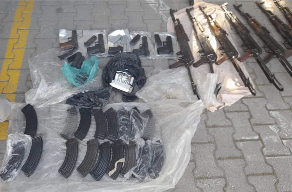 Araçta Kalaşnikoflarla Yakalanan Polis İle Birlikte 2 Şahıs Tutuklandı