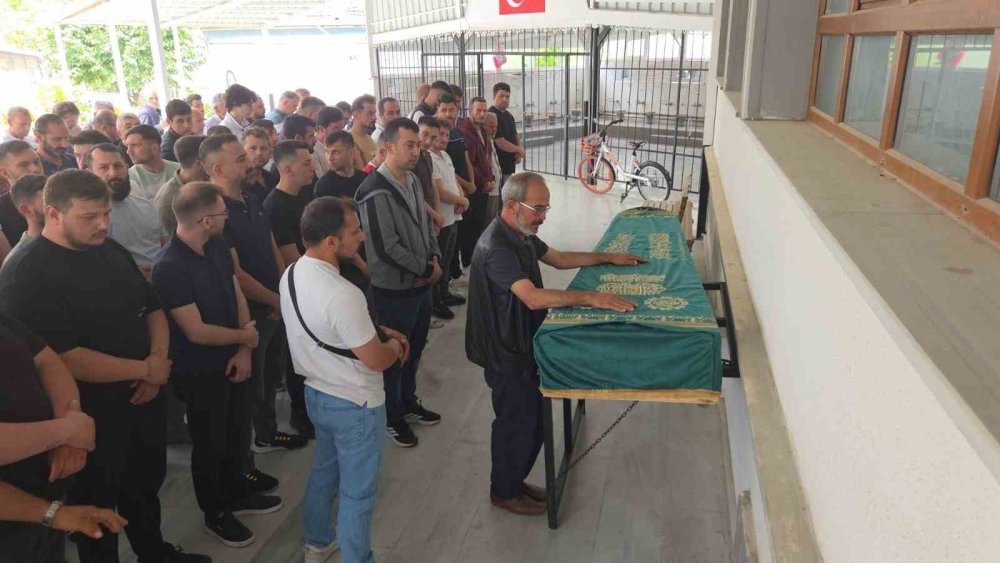 Bağ Evinde Balta İle Öldürülen 25 Yaşındaki Genç Toprağa Verildi