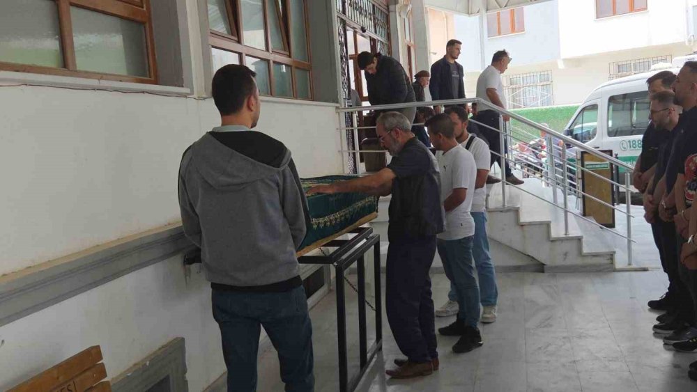 Bağ Evinde Balta İle Öldürülen 25 Yaşındaki Genç Toprağa Verildi