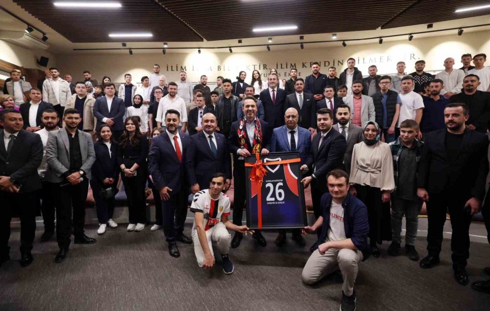 Bakan Bayraktar Gençlerle Buluştu
