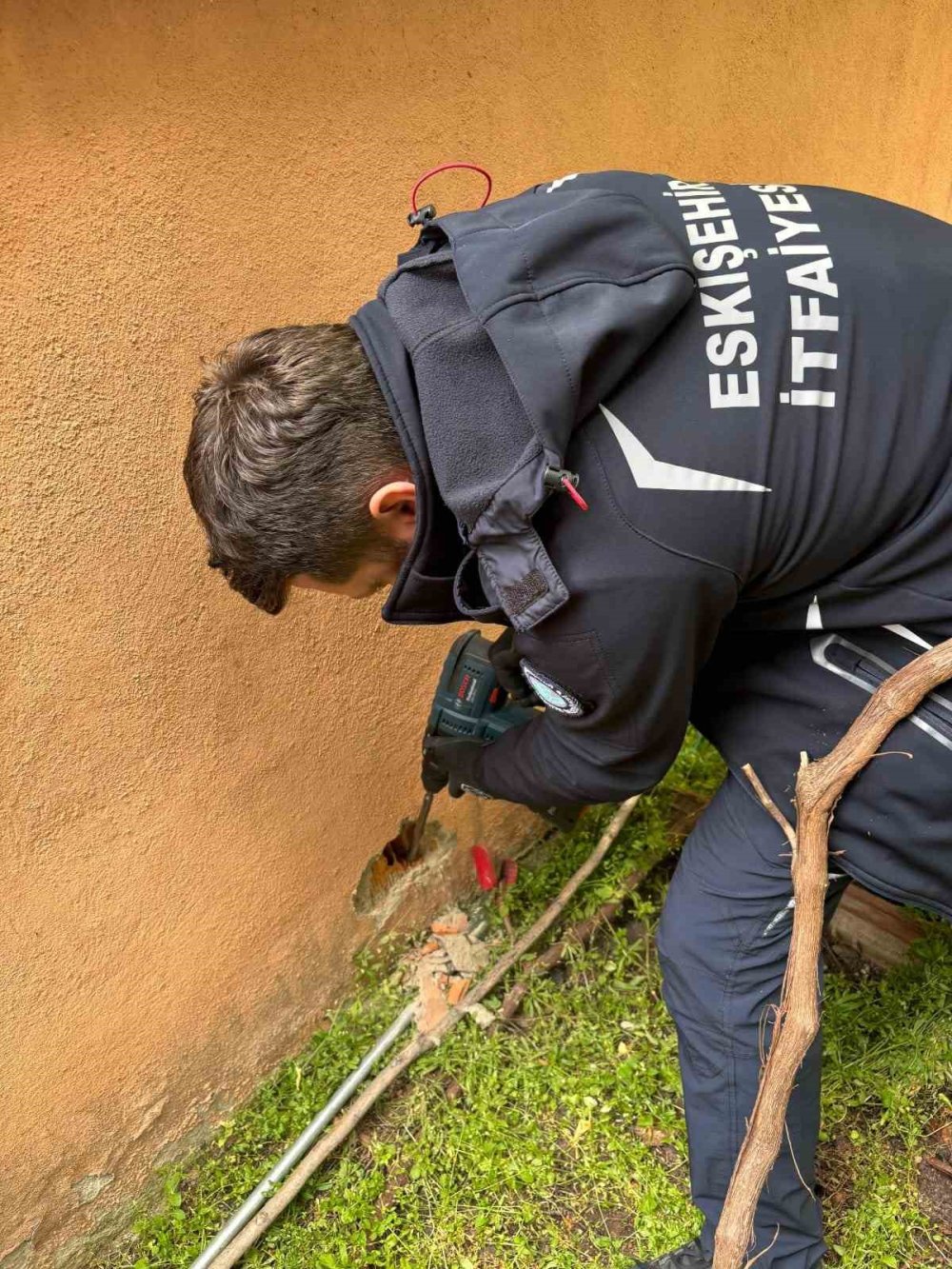 Duvarın İçinde Mahur Kalan Kedi Ekipler Tarafından Kurtarıldı