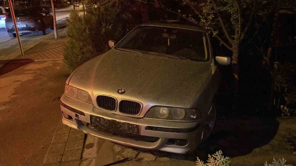 Islak Zeminde Kayan Otomobil Evin Bahçesine Daldı