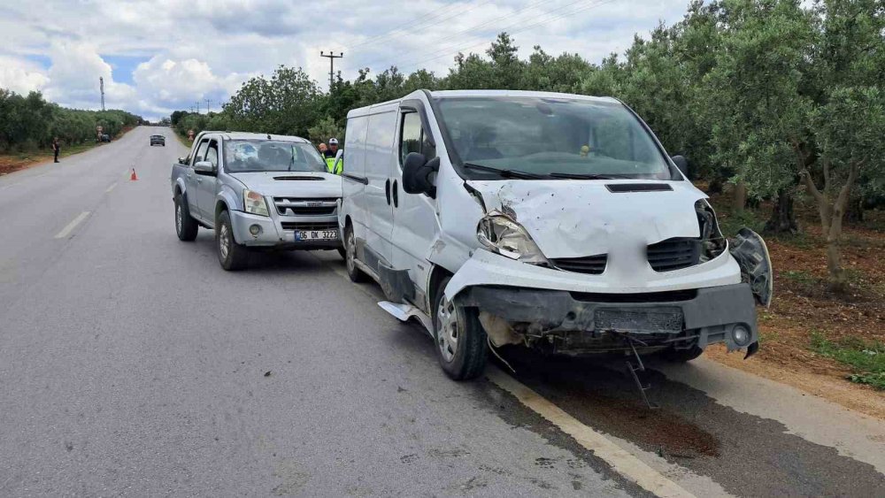 Minibüsle Kamyonet Çarpıştı