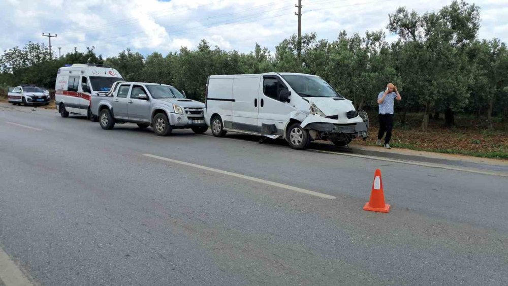 Minibüsle Kamyonet Çarpıştı