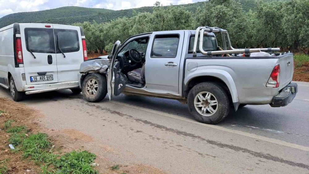Minibüsle Kamyonet Çarpıştı