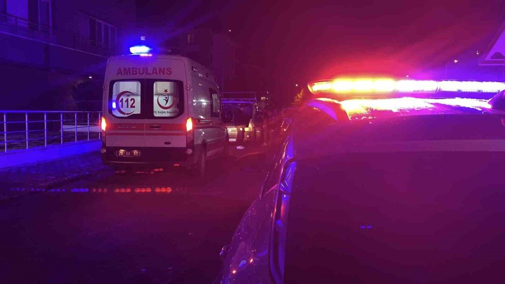 Yan Bakma Kavgasında 17 Yaşındaki Genç Bıçaklandı