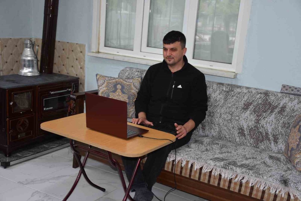 Gözleri Görmüyor, Kalemi Hayata Dokunuyor