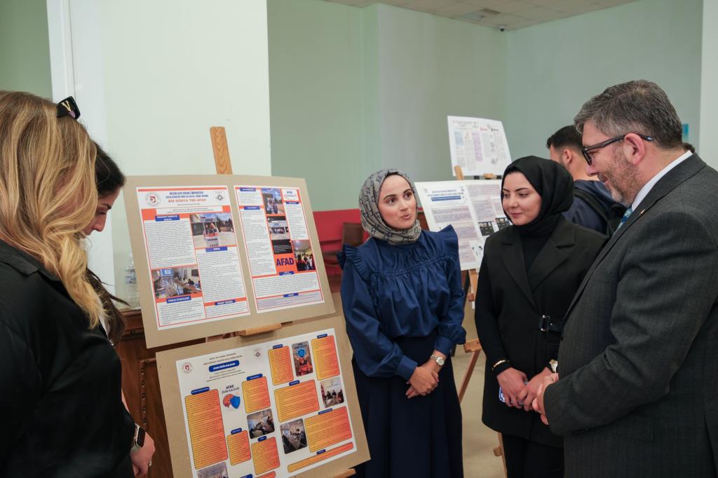 bseude-sosyal-hizmet-ogrencilerinden-saha-temelli-proje-sergisi-yapildi3.jpg