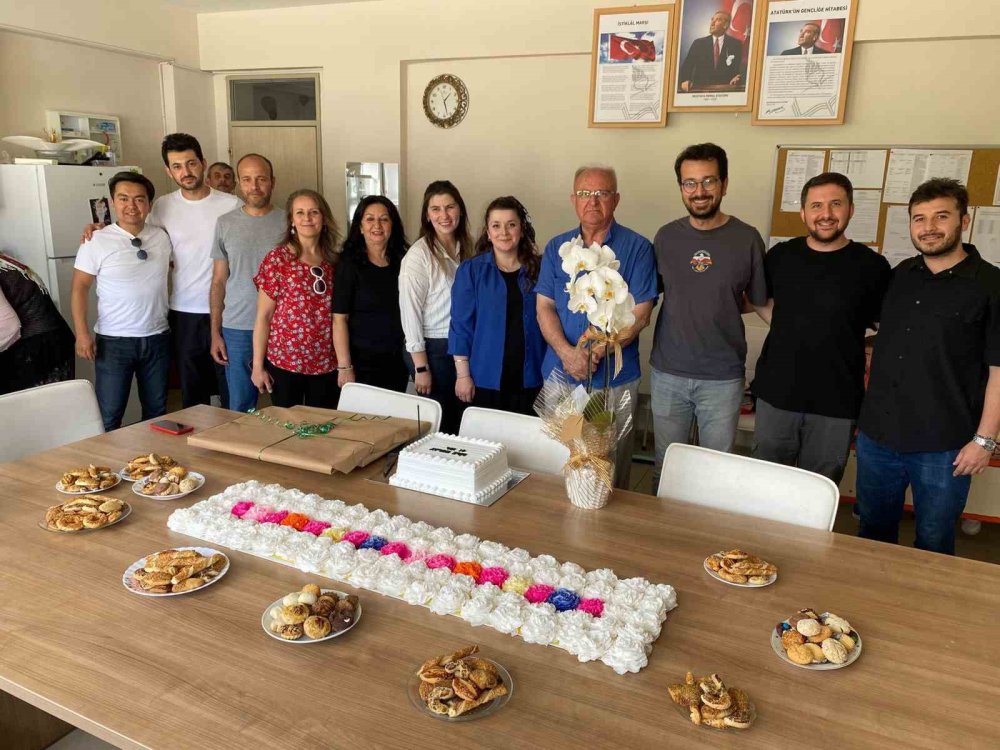 Emekliye Ayrılacak Okul Müdürüne Şaşırtan Tören