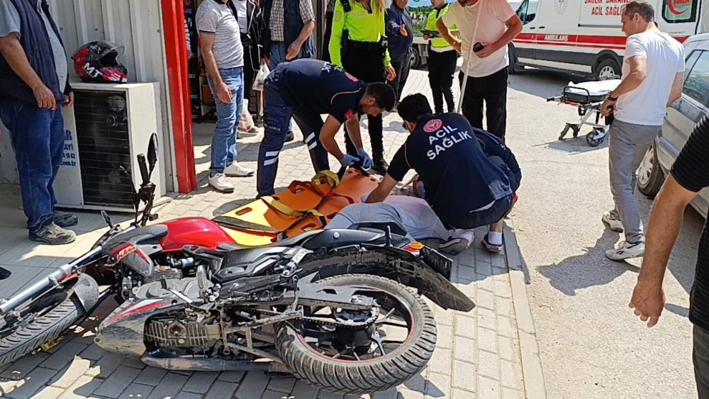 Otomobilin Çarptığı Motosikletli Yaralandı