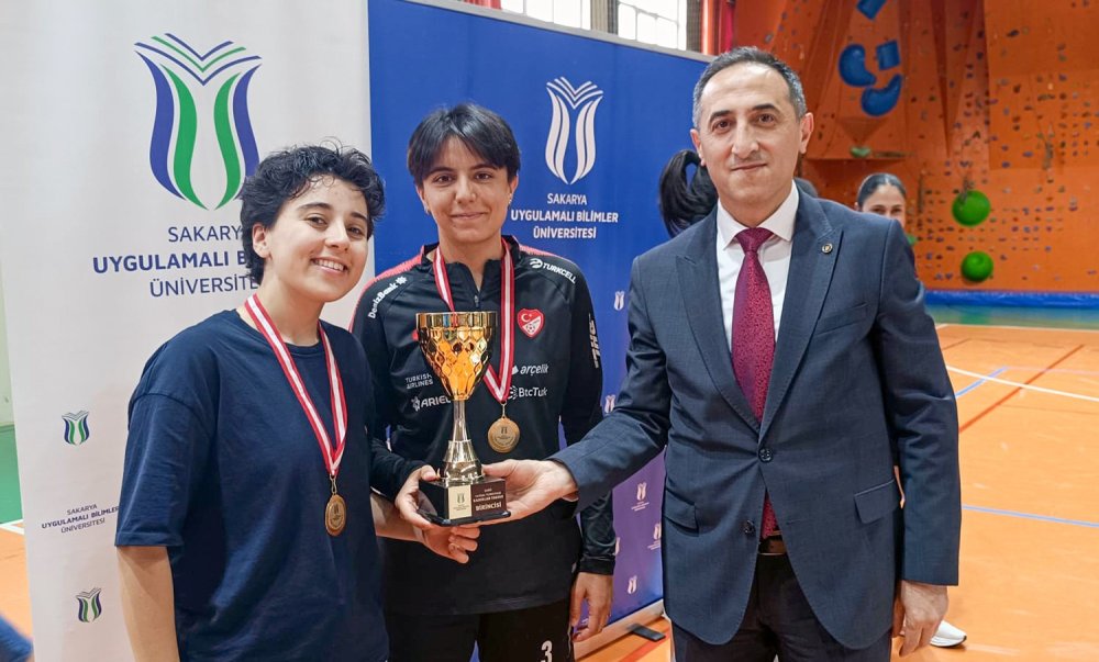 Futsal Turnuvasında Şampiyonlar Ödüllerini Aldı