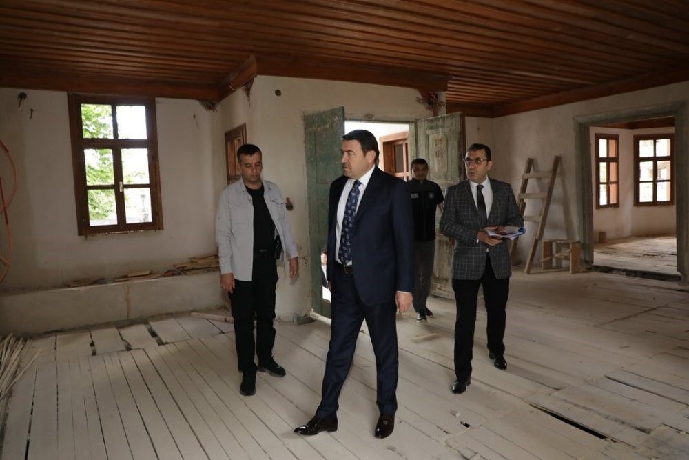 Gençlik Merkezi Olarak Restorasyonu Süren Tarihi Konakta İnceleme
