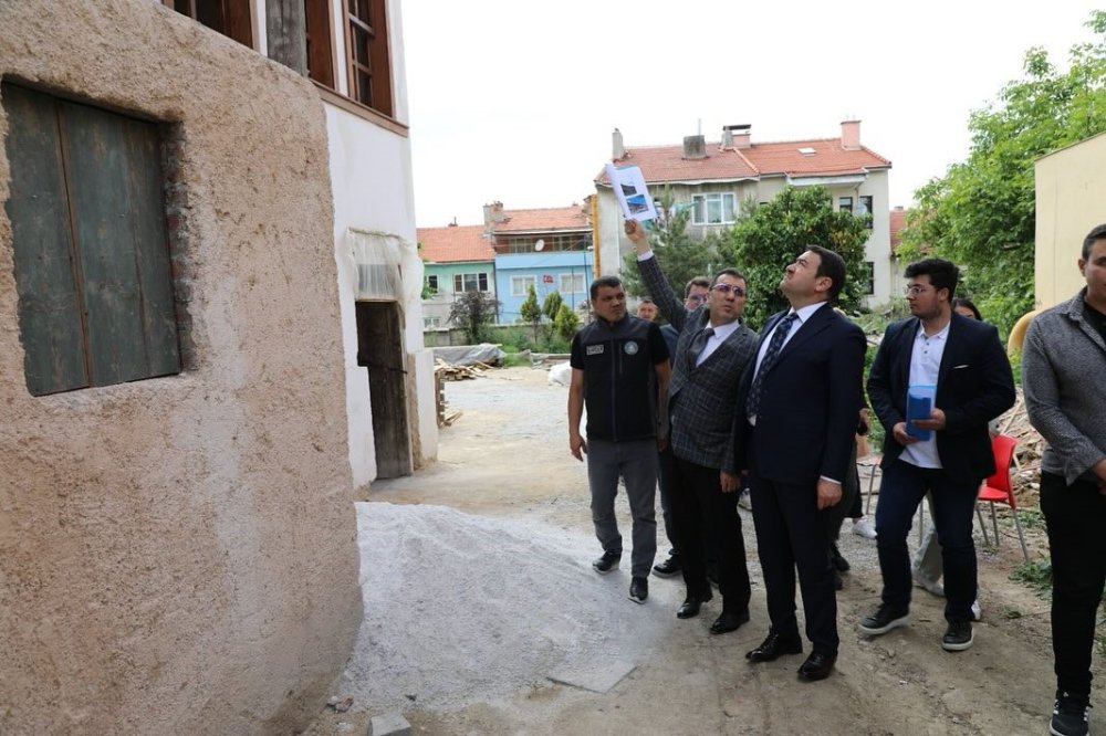 Gençlik Merkezi Olarak Restorasyonu Süren Tarihi Konakta İnceleme