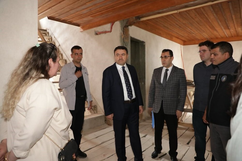 Gençlik Merkezi Olarak Restorasyonu Süren Tarihi Konakta İnceleme
