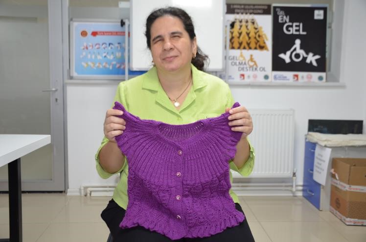 gorme-engelli-ciler-kocaman-dunyasini-orguyle-guzellestiriyor.jpg