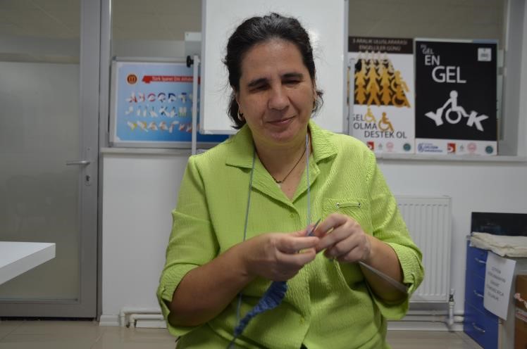 gorme-engelli-ciler-kocaman-dunyasini-orguyle-guzellestiriyor2.jpg