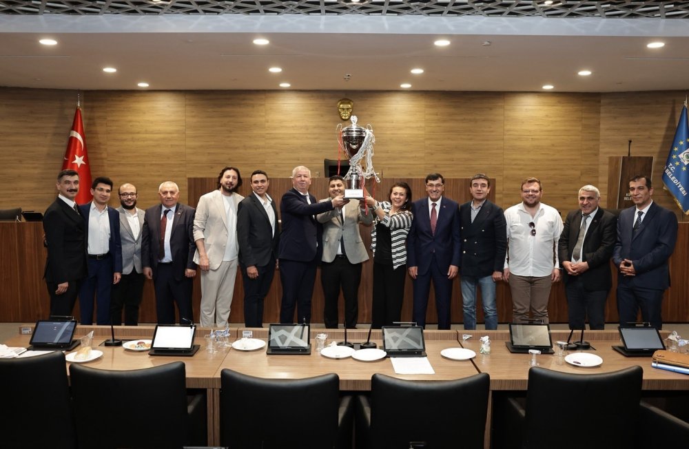 Belediye Meclisi’ne Basketbol Takımının Şampiyonluğunun Simgesi Olan Kupa Damgası Vurdu