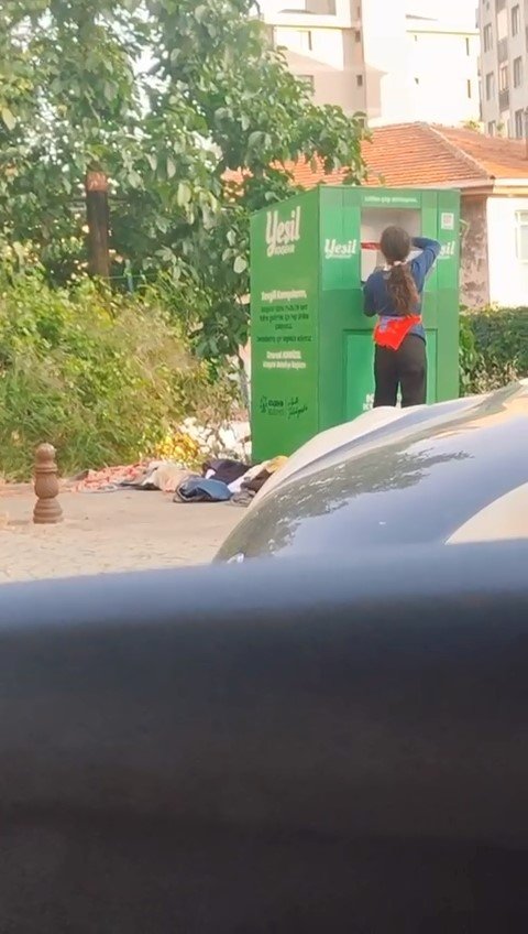 Canlarını Hiçe Sayarak Giysi Kumbarasından Kıyafet Çaldılar