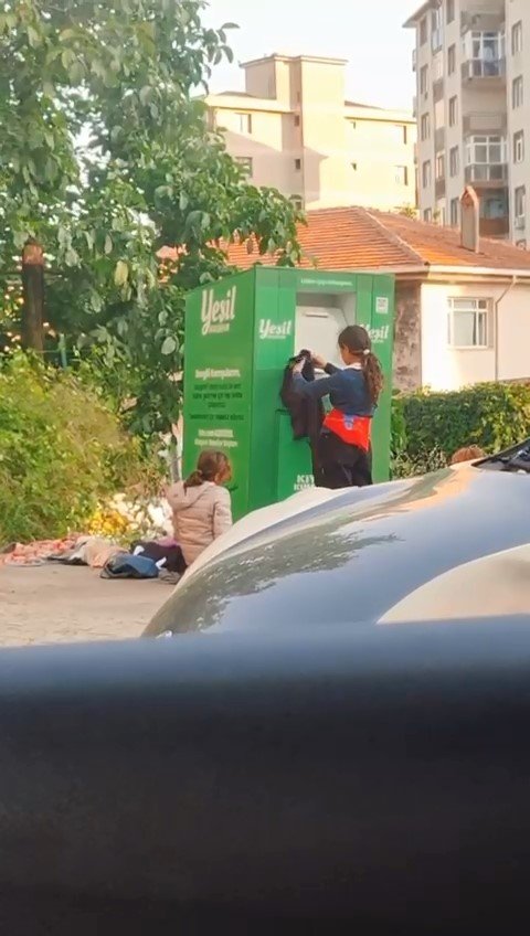 Canlarını Hiçe Sayarak Giysi Kumbarasından Kıyafet Çaldılar