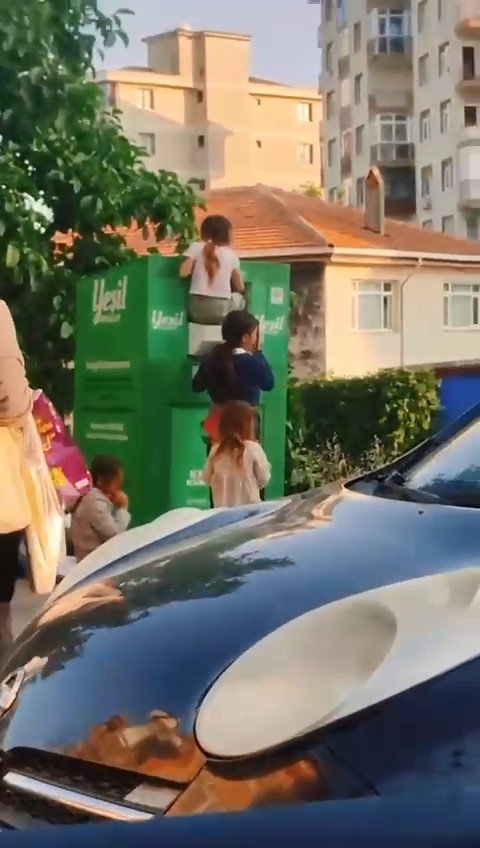 Canlarını Hiçe Sayarak Giysi Kumbarasından Kıyafet Çaldılar