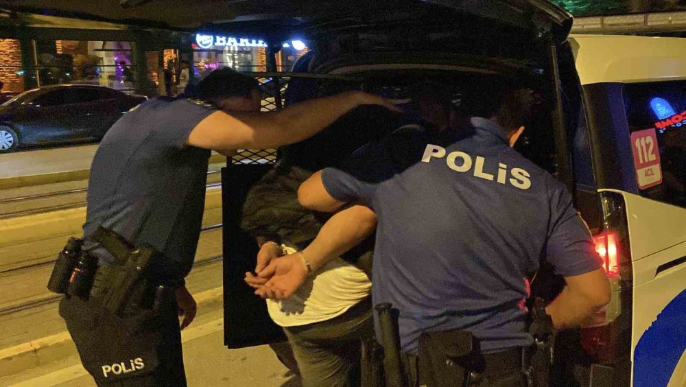 Elindeki Satırla Çevreye Saldıran Şahsa Gözaltı