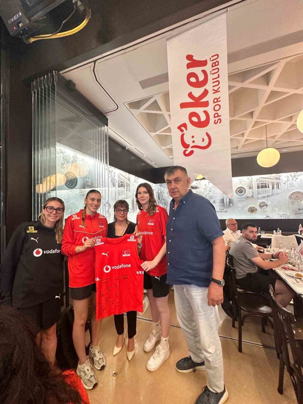 Filenin Genç Sultanlarına Moral Yemeği