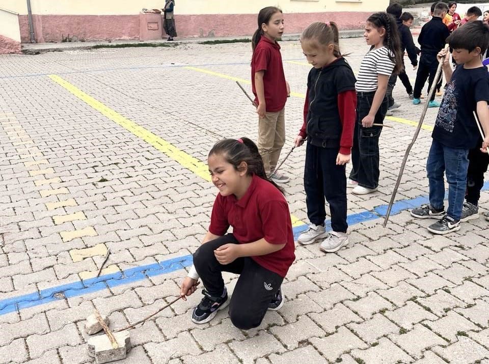 İlk-ortaokulunda Geleneksel Çocuk Oyunları Şenliği Yapıldı