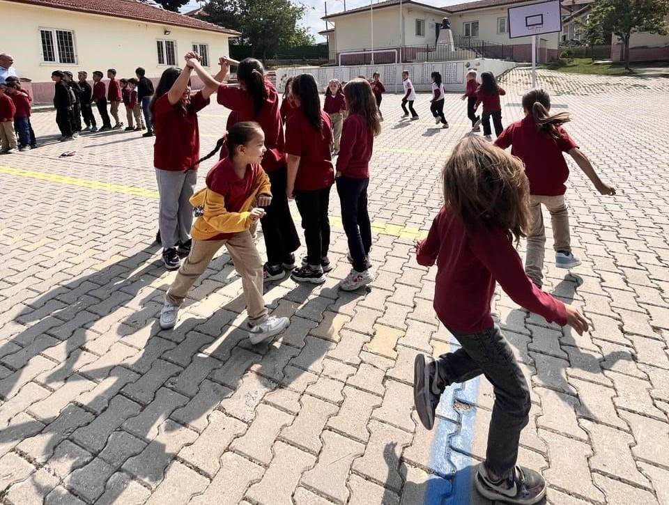 İlk-ortaokulunda Geleneksel Çocuk Oyunları Şenliği Yapıldı