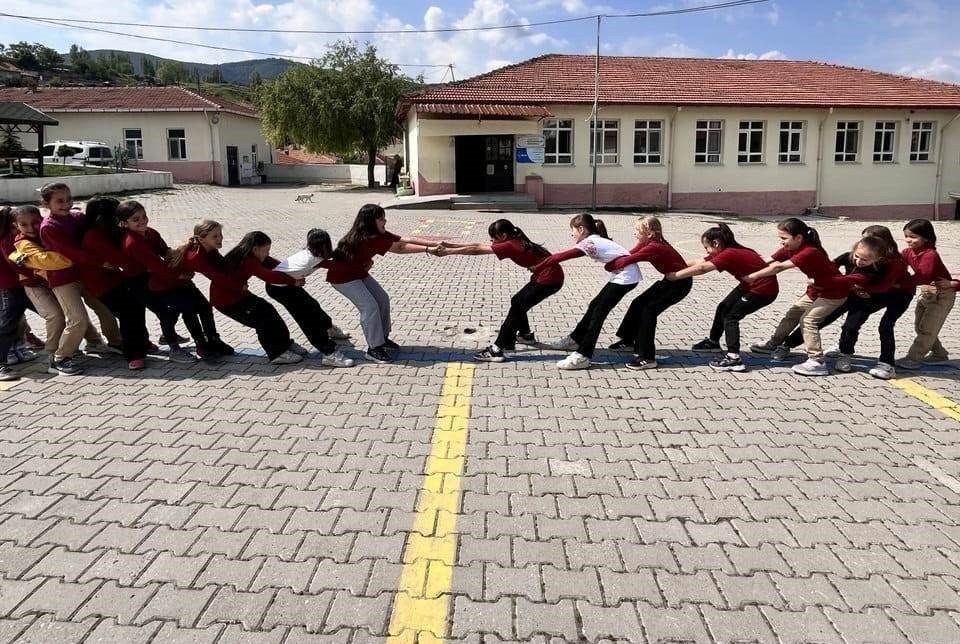İlk-ortaokulunda Geleneksel Çocuk Oyunları Şenliği Yapıldı