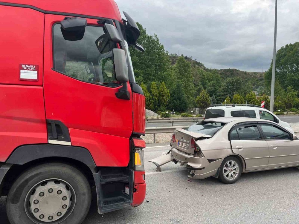 Küplü Kavşağında Kaza! 2'si çocuk 3 kişi yaralandı
