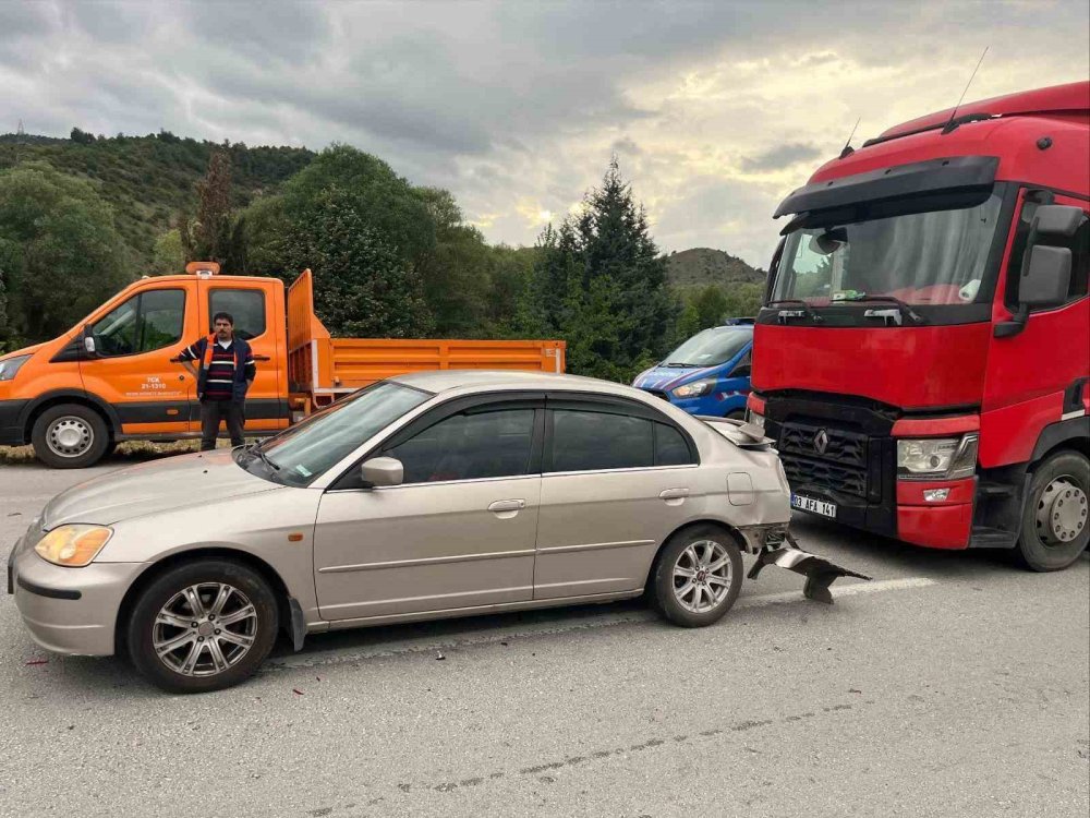 Küplü Kavşağında Kaza! 2'si çocuk 3 kişi yaralandı
