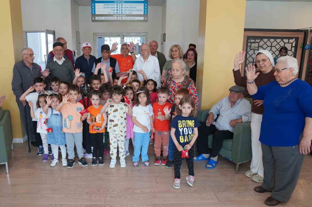 Minikler Büyükleriyle Bayramlaştı