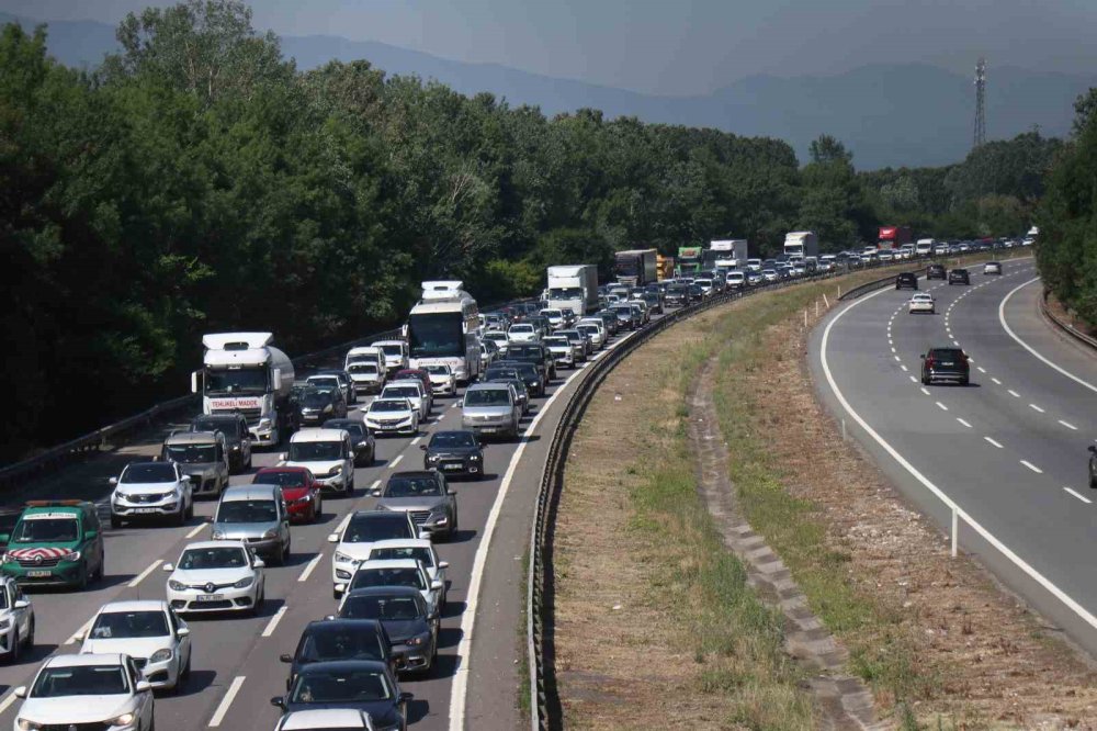 Otoyolda Trafik Zaman Zaman Durma Noktasına Geldi