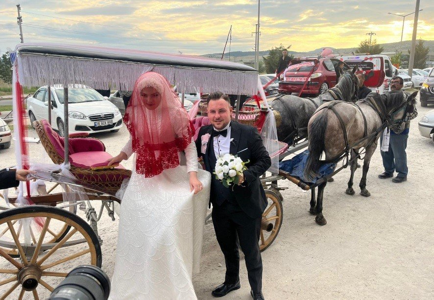 Salona Paytonla Geldiler, Pastayı Da Motorlu Testere İle Kestiler