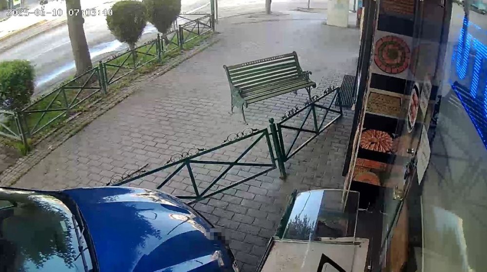 Alkollü Kadın Sürücünün Kullandığı Araç Tatlıcı Dükkânına Daldı, Faciadan Dönüldü
