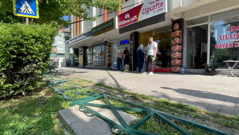 Alkollü Kadın Sürücünün Kullandığı Araç Tatlıcı Dükkânına Daldı, Faciadan Dönüldü