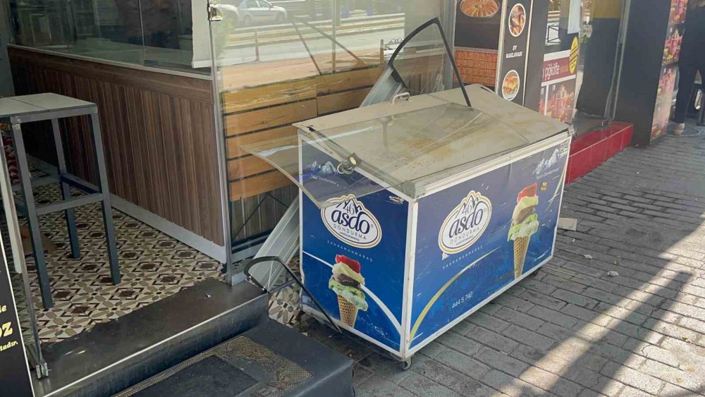 Alkollü Kadın Sürücünün Kullandığı Araç Tatlıcı Dükkânına Daldı, Faciadan Dönüldü