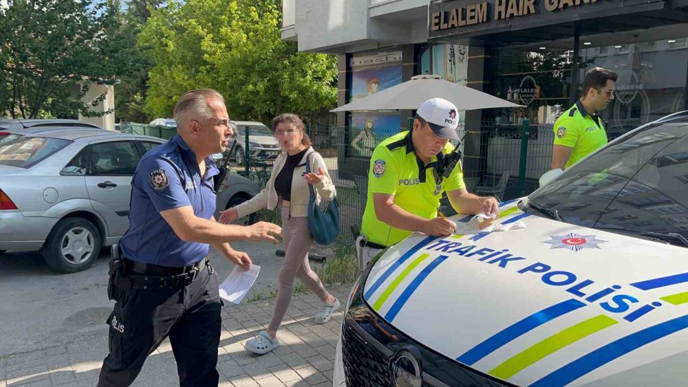 Alkollü Kadın Sürücünün Kullandığı Araç Tatlıcı Dükkânına Daldı, Faciadan Dönüldü