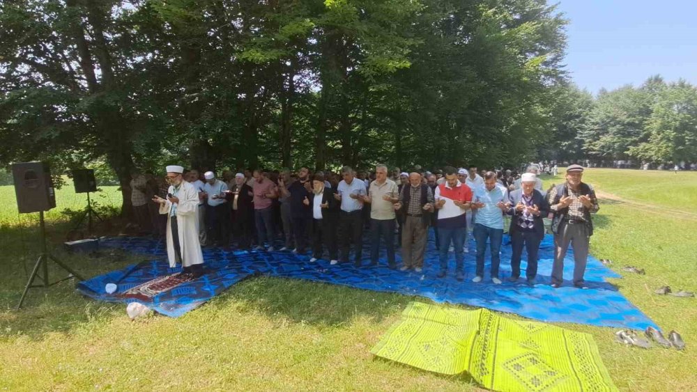 Asırlık Gelenek Sürdü: Yağmur Ve Şükür Duasına Onlarca Kişi Katıldı