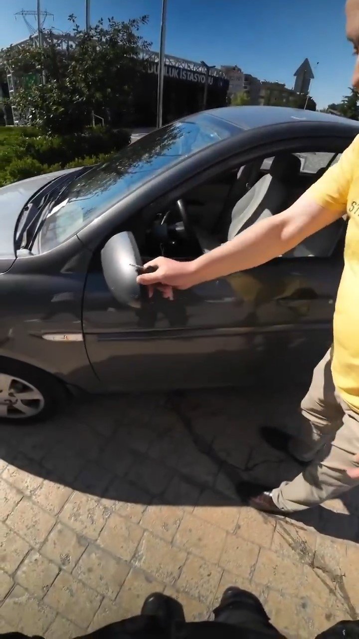 "Aynamı Kırdın" Dedi, Kamera Kaydı Çıkınca Kaçtı