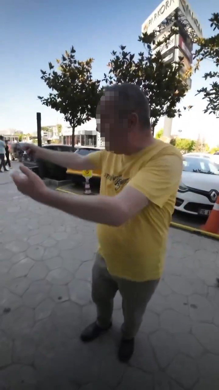 "Aynamı Kırdın" Dedi, Kamera Kaydı Çıkınca Kaçtı