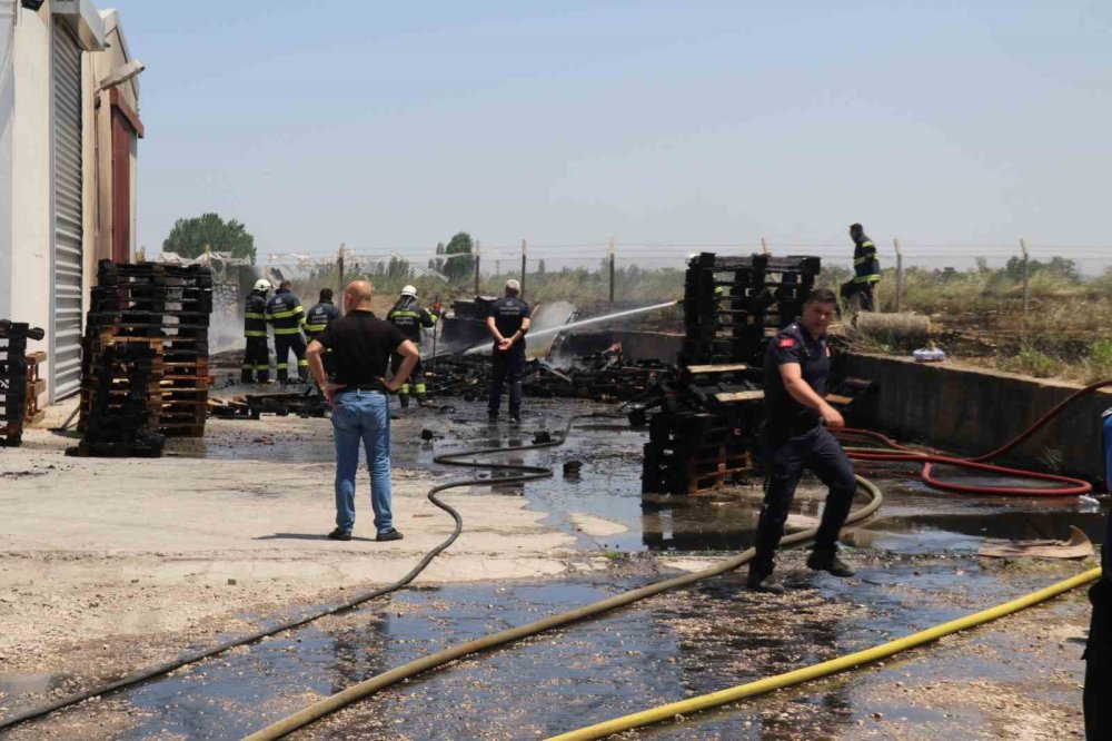 Süt Fabrikasındaki Paletler Yandı: 1 Yaralı