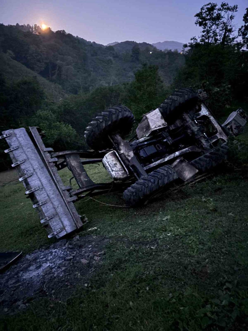 Yamaçtan Yuvarlanan İş Makinesinden Atlayarak Kurtuldu