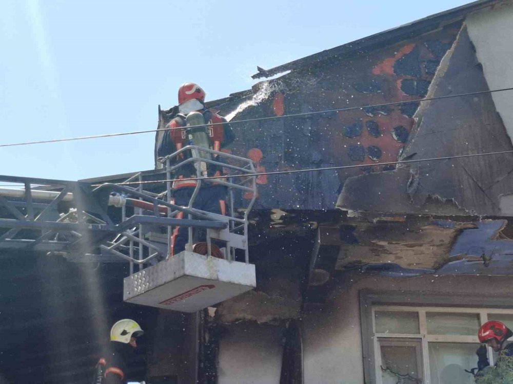 Alevlere Teslim Olan Ev İtfaiye Ekiplerince Söndürüldü