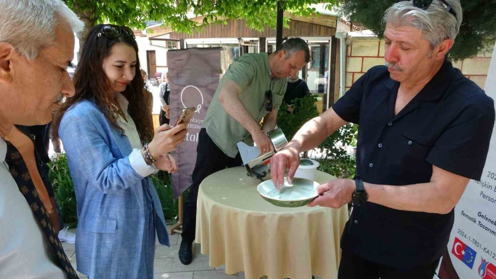Atık Çiniler Ve Cam Şişeler Sanata Dönüşüyor